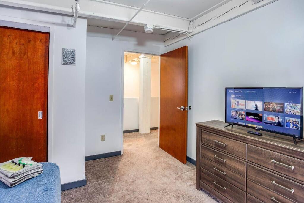 Centric Modern Loft W/ King Beds & Smart Gametable Βίλα Ρότσεστερ Εξωτερικό φωτογραφία