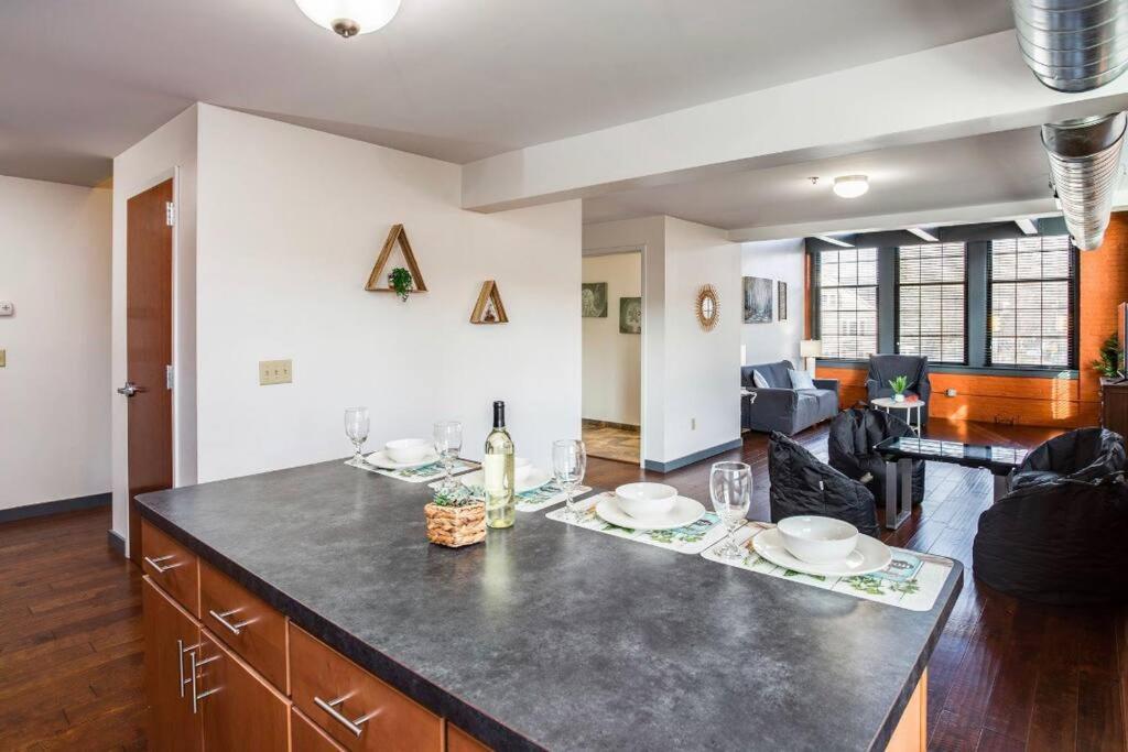 Centric Modern Loft W/ King Beds & Smart Gametable Βίλα Ρότσεστερ Εξωτερικό φωτογραφία