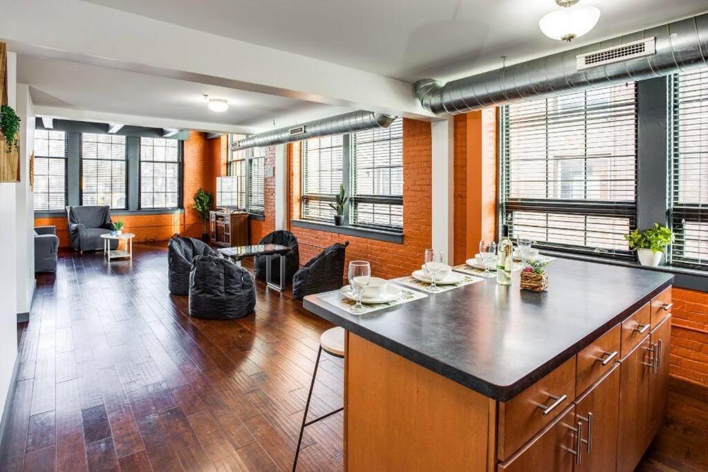 Centric Modern Loft W/ King Beds & Smart Gametable Βίλα Ρότσεστερ Εξωτερικό φωτογραφία